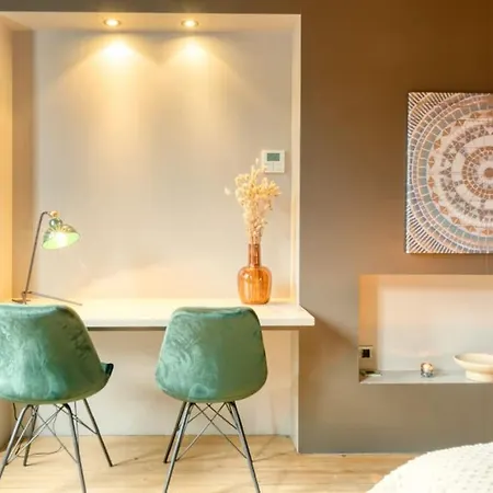 Apartment Spacious & Luminous Gem In Historic Building